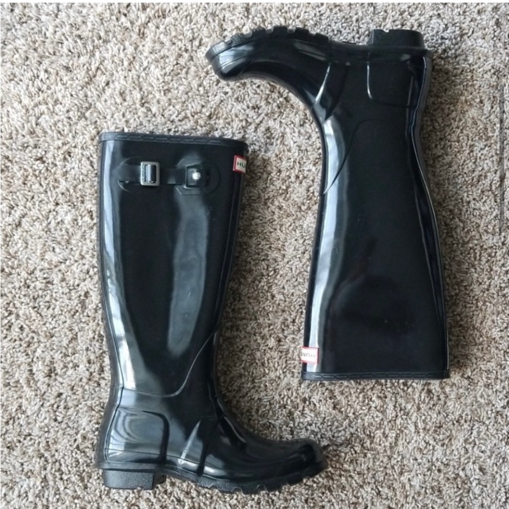Hunter EUC tall black gloss rain boot size 7. Three pairs of socks included.